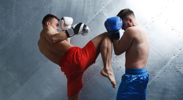 Dois homens lutando.