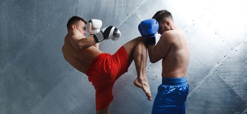 Dois homens lutando.