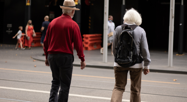 Idosos Atravessando A Rua
