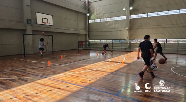Alunos Realizando treino de Basquete