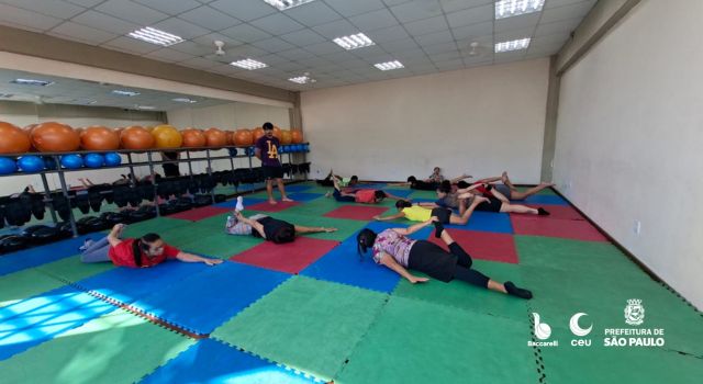 Alunos realizando um movimento de Pilates Solo