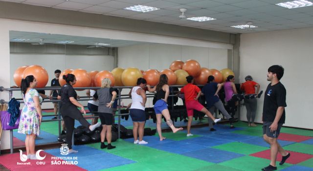 Alunas realizando exercícios de perna