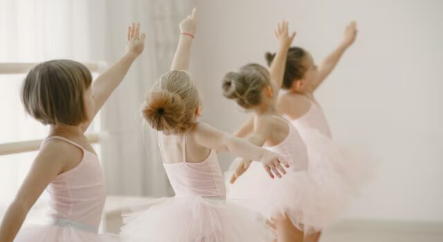 Bonitinhas Bailarinas Em Traje De Bale Rosa Criancas Em Sapatilhas De Ponta Dancam Na Sala 1157 42757