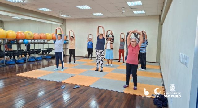 Alunos realizando atividade de alongamento