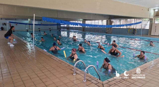Alunos realizando atividade de hidroginástica.
