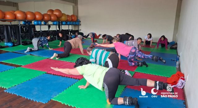 Alunos realizando atividade de Pilates