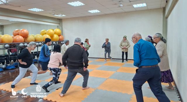 alunos realizando aula de prevenção a quedas