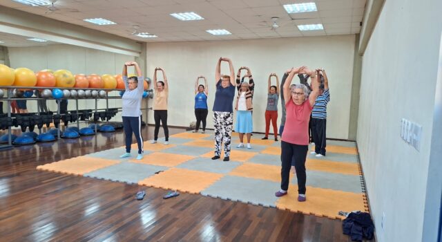 Alunos realizando alongamentos